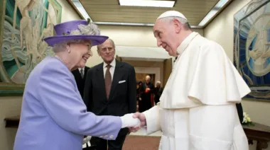 La muerte del Papa Francisco eclipsa el natalicio de la Reina Isabel II del Reino Unido